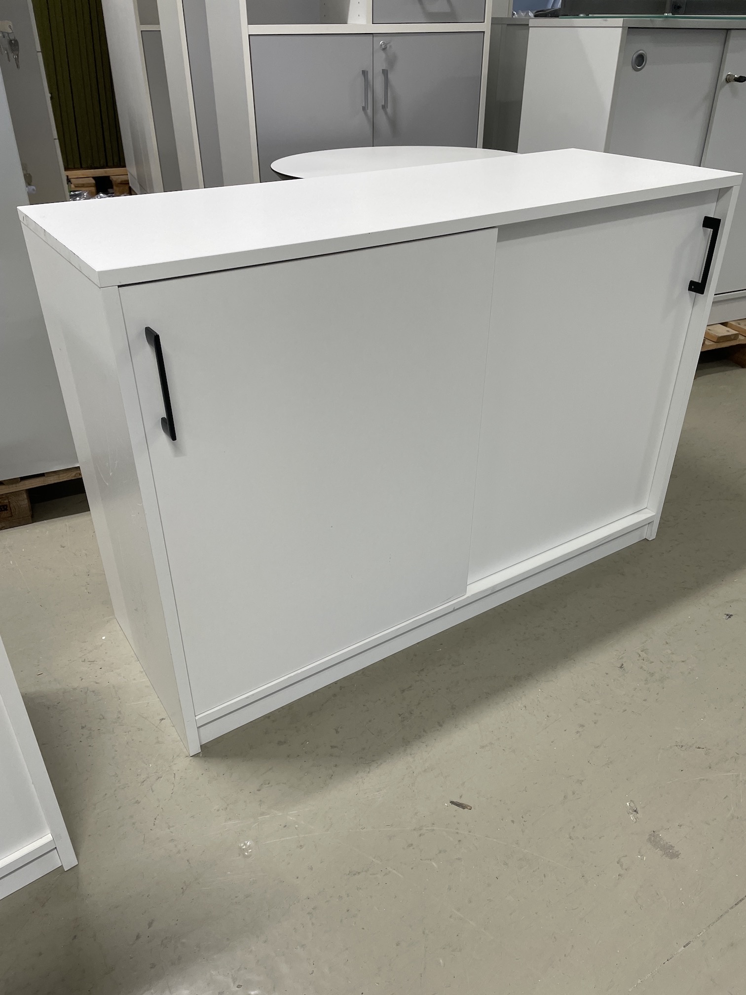 Skap 2A4, 116cm med skyvedører.