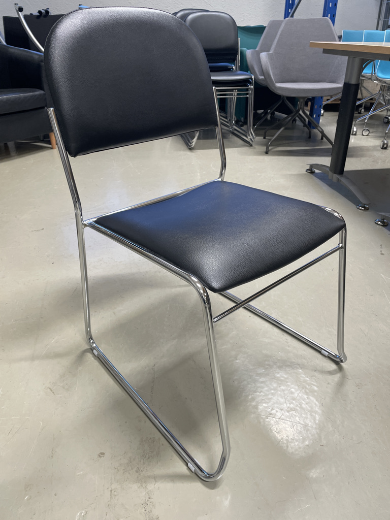 Kantinestol i sort skai.