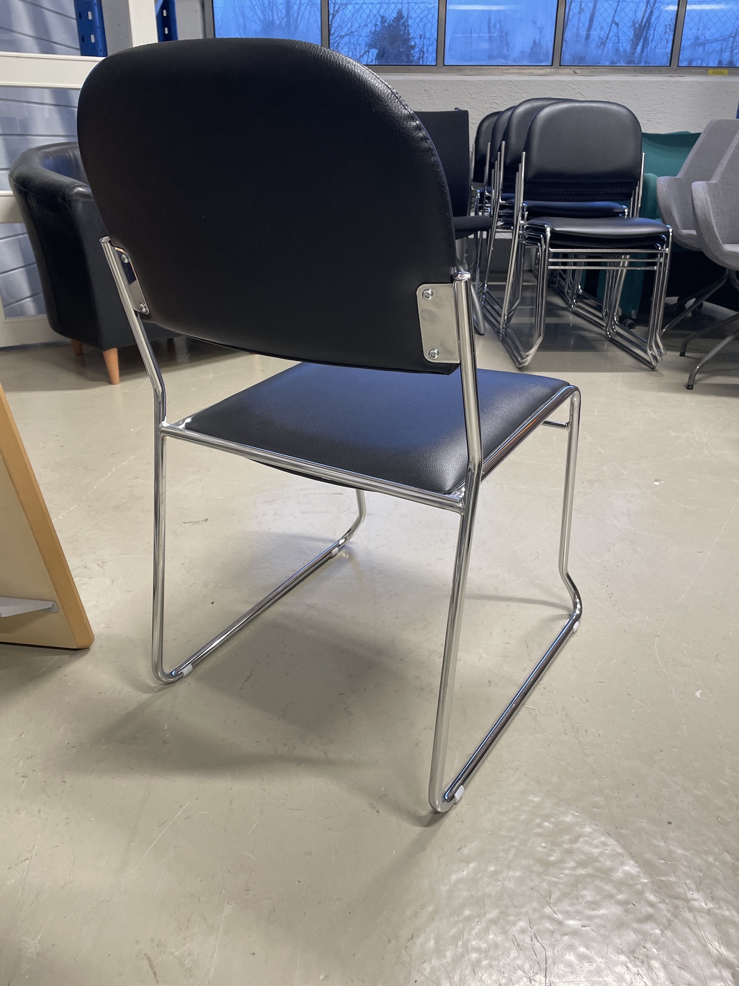 Kantinestol i sort skai. - Image 2