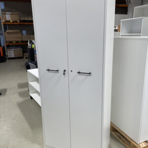 Skap 5A4 med slagdører.