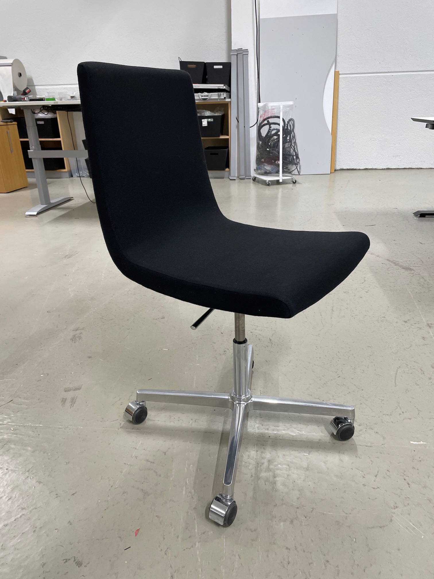 Emmegi møtestol, sort