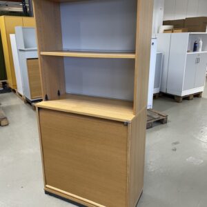 Kinnarps skap m/sjalusi + reol