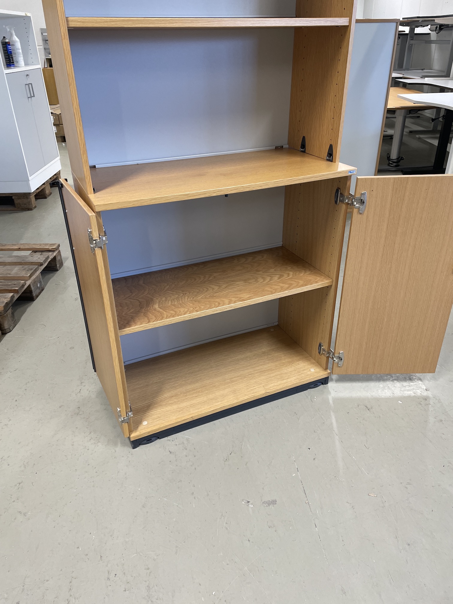 Kinnarps skap m/dører + reol - Image 2