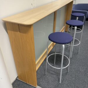 Ståbord i eik og frosta glass.