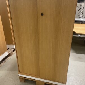 Kinnarps skap, 3A4 m/skyvedører.