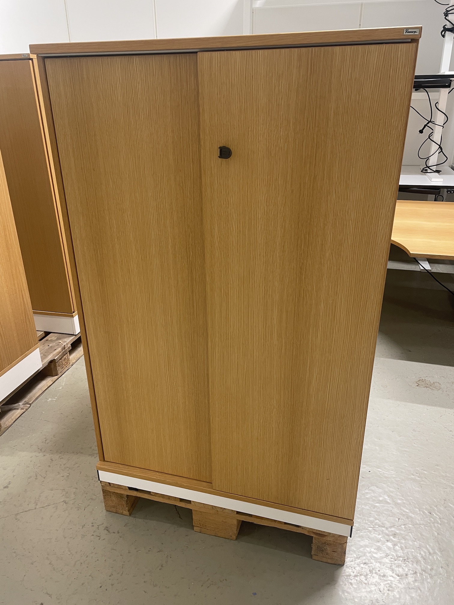 Kinnarps skap, 3A4 m/skyvedører.