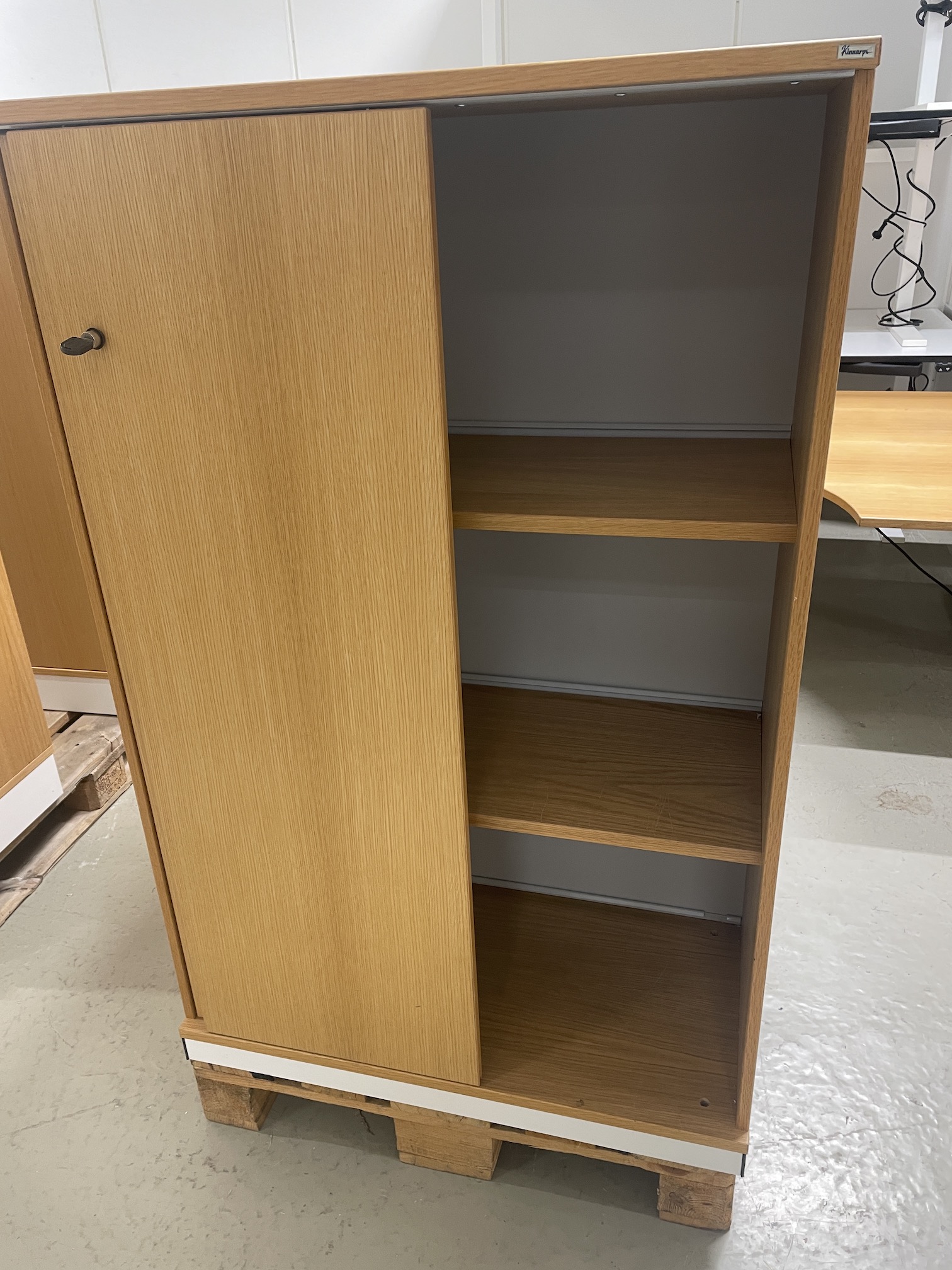 Kinnarps skap, 3A4 m/skyvedører. - Image 2