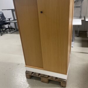 Kinnarps skap, 3A4 m/skyvedører.