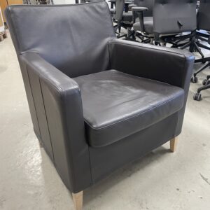 Ikea lenestol i skinn.