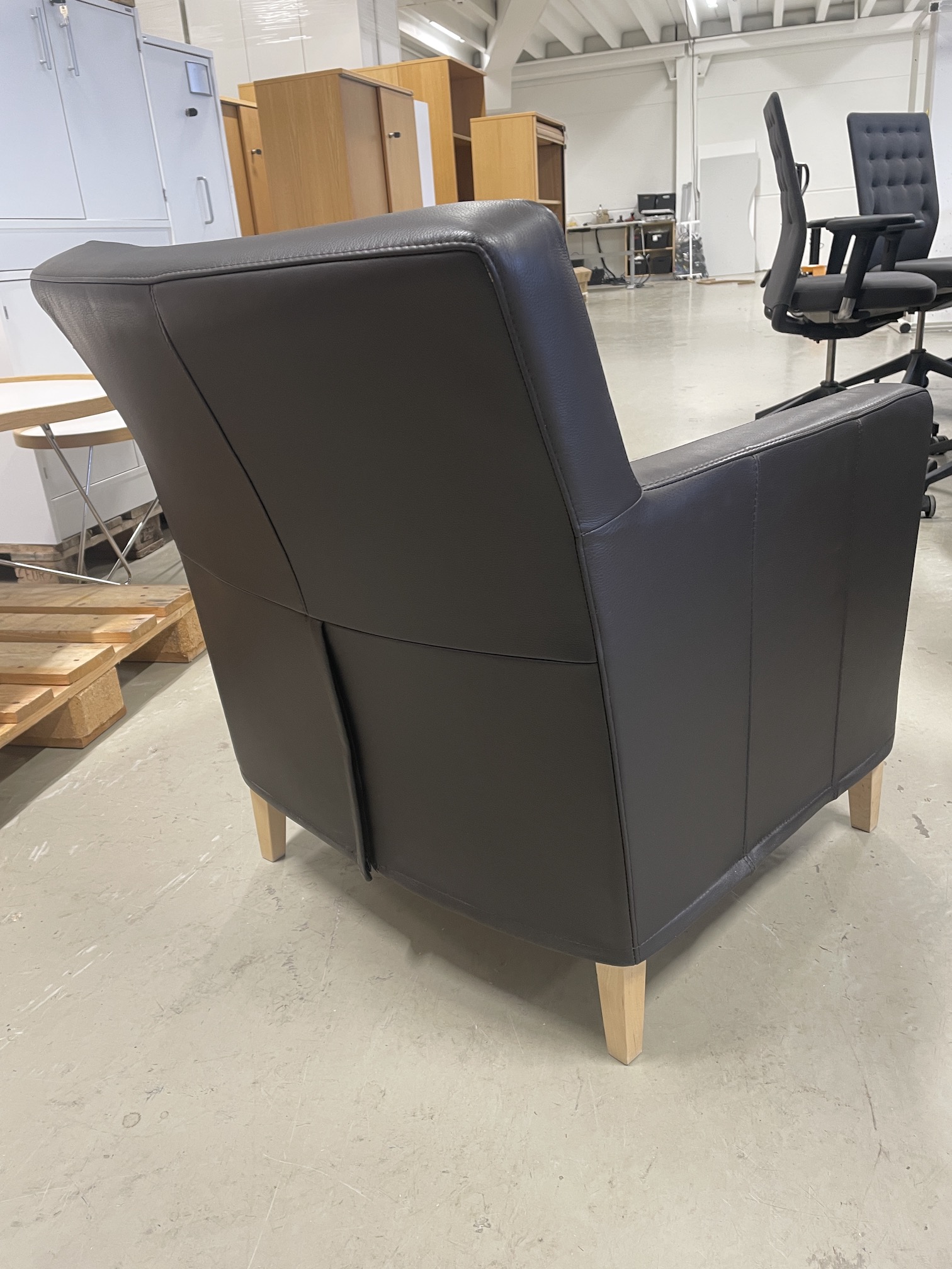 Ikea lenestol i skinn. - Image 2