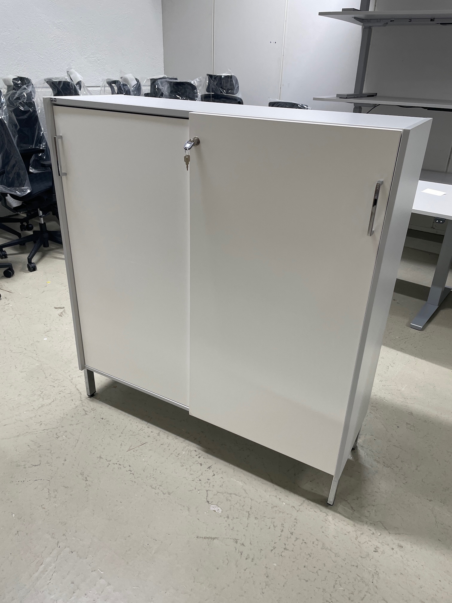 EFG 3A4 skap m/skyvedører.