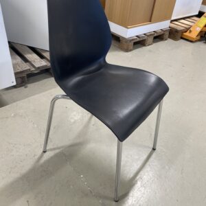Sort plast m/krom bein.