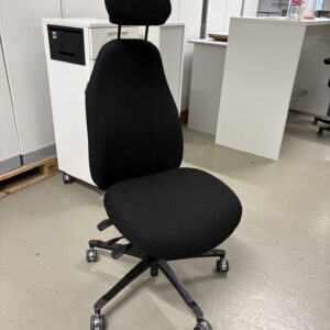 Malmstolen uten armlén.